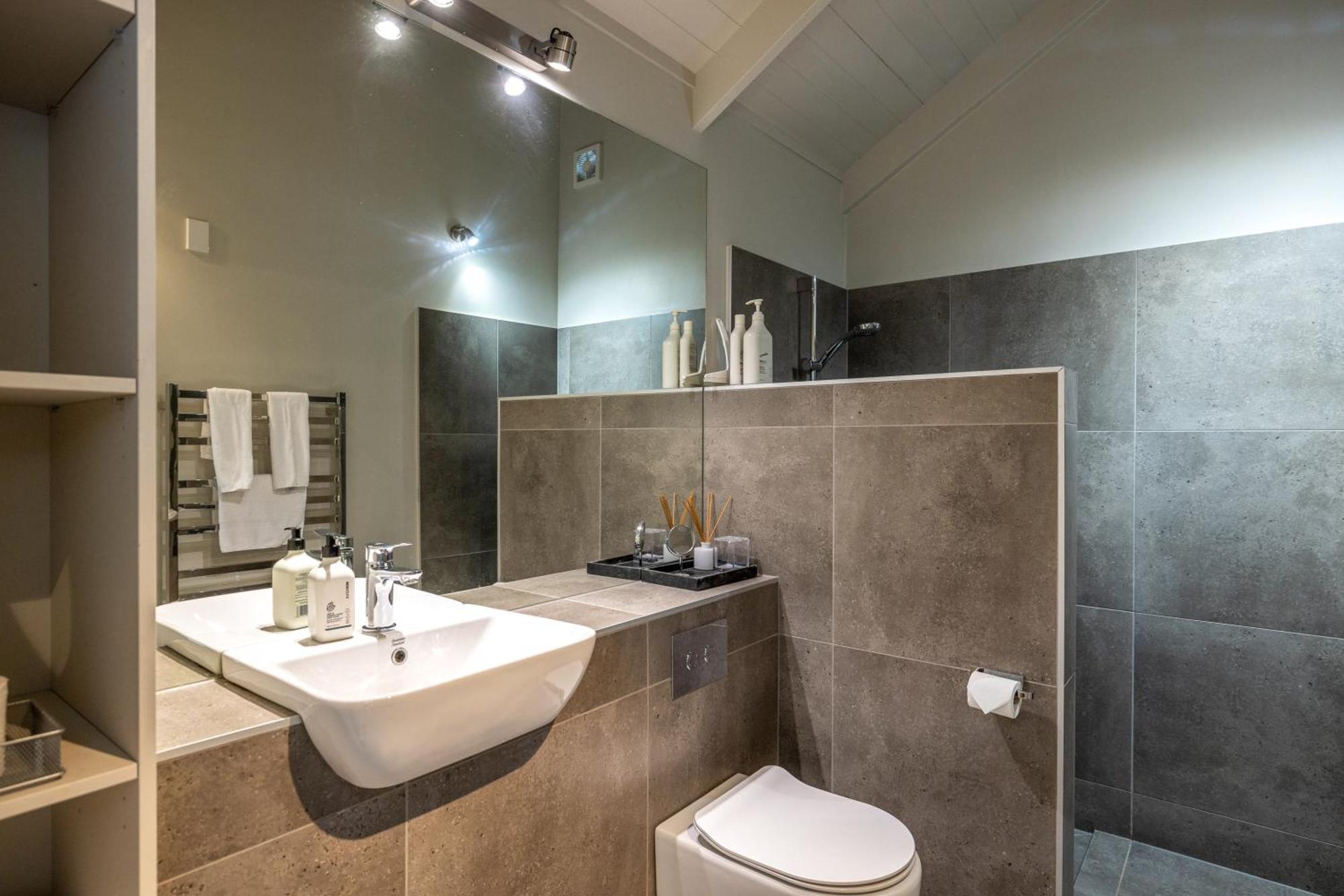 The Moorings Studio Apartments Oneroa Экстерьер фото